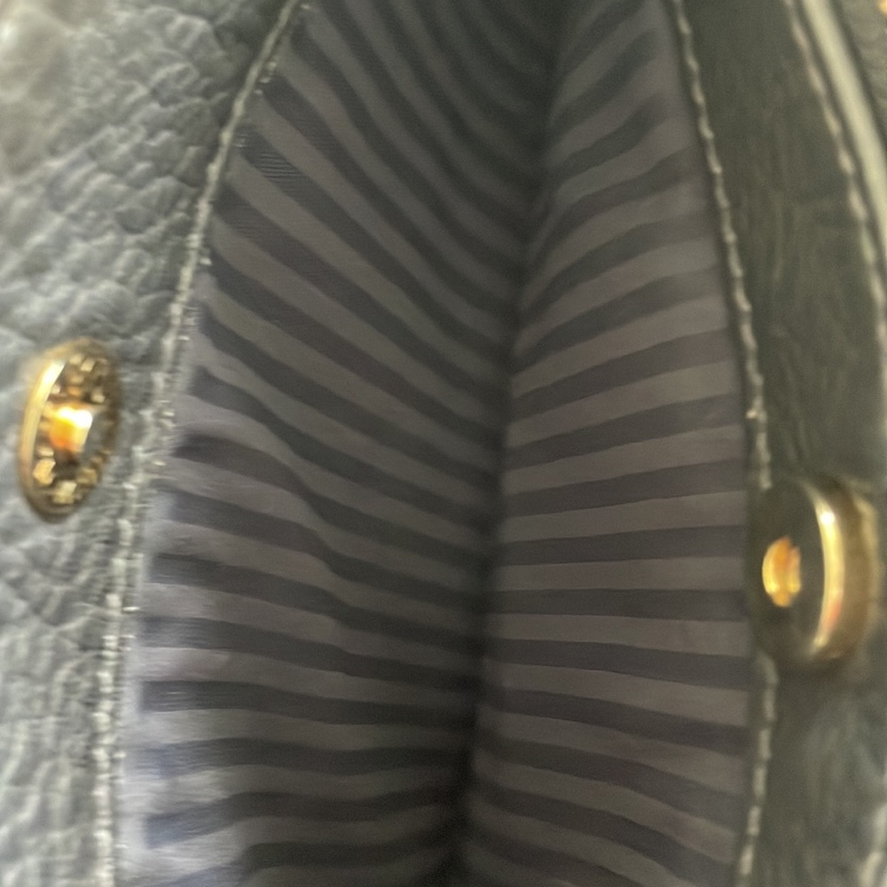 Elegant Black Leather Shoulder Bag - Picture 9 of 12